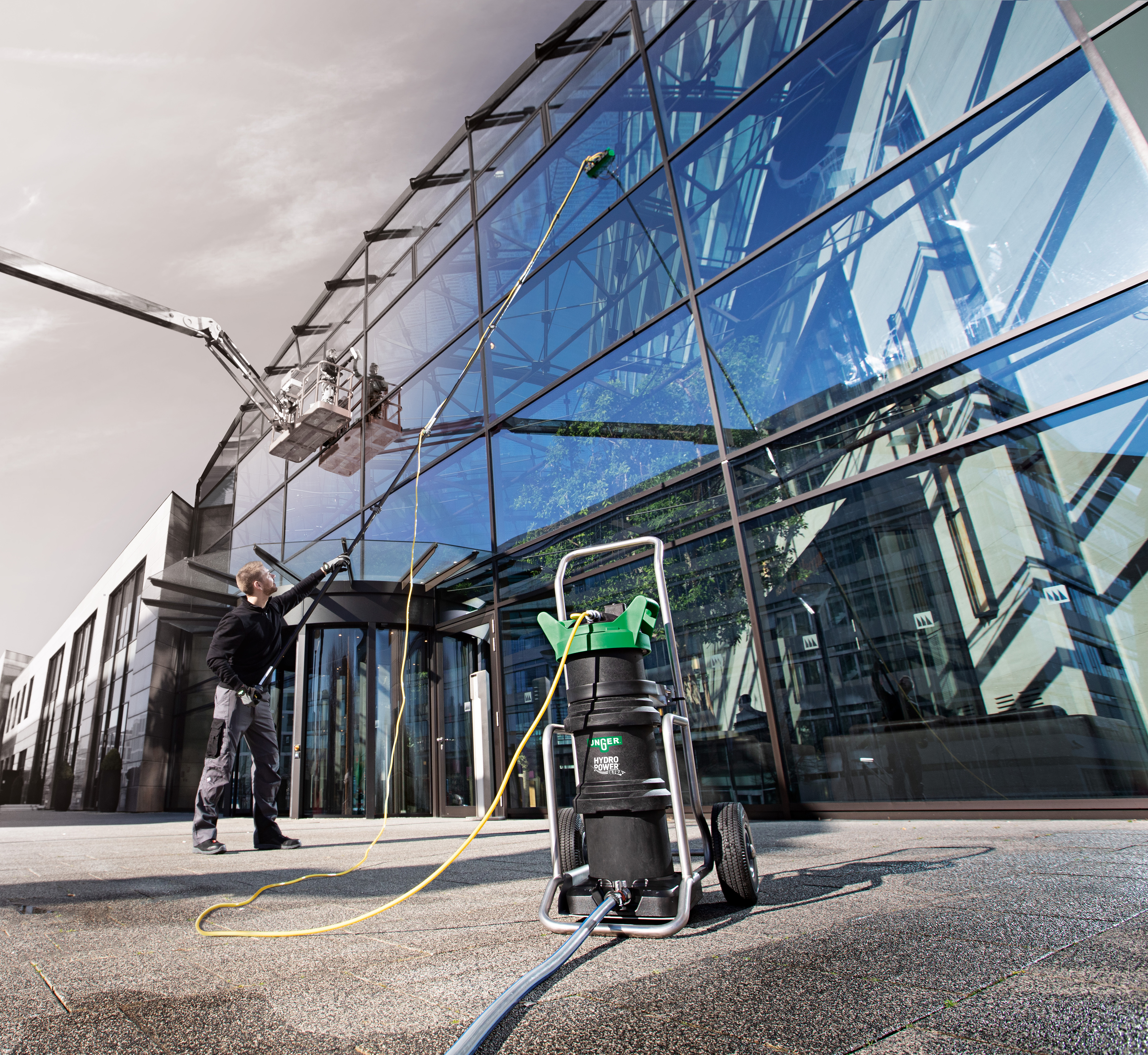 Window Cleaner Using HydroPower Ultra Pure Water Window Cleaning Kit