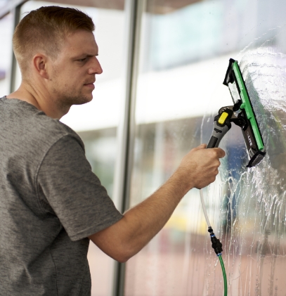 Closeup of man washing window with Unger PowerPad | Request a Demo