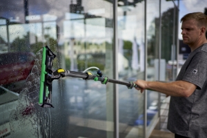 Man washing window with Unger PowerPad | PowerPad is Effective