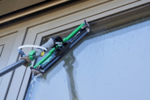 Washing Window high up with Unger PowerPad | PowerPad is Fast